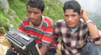 तेह्र बर्ष अघि अछामको क्वालेखमा टेपमा ठाणिभाका रेकर्ड गर्दै गरेका दुई युवा / टेप समात्ने कौसल दमाइ, अर्का लोकगायक डबल बिष्ट / डबल कैलाली चुवा बस्छन भने कौसल गाउमा छ्न .